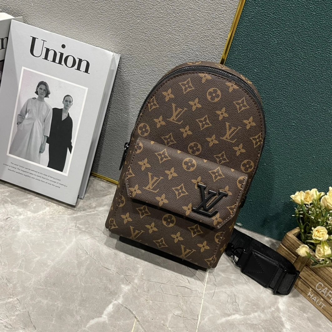 Louis Vuitton AAA Man Messenger Bags Resilient 6561