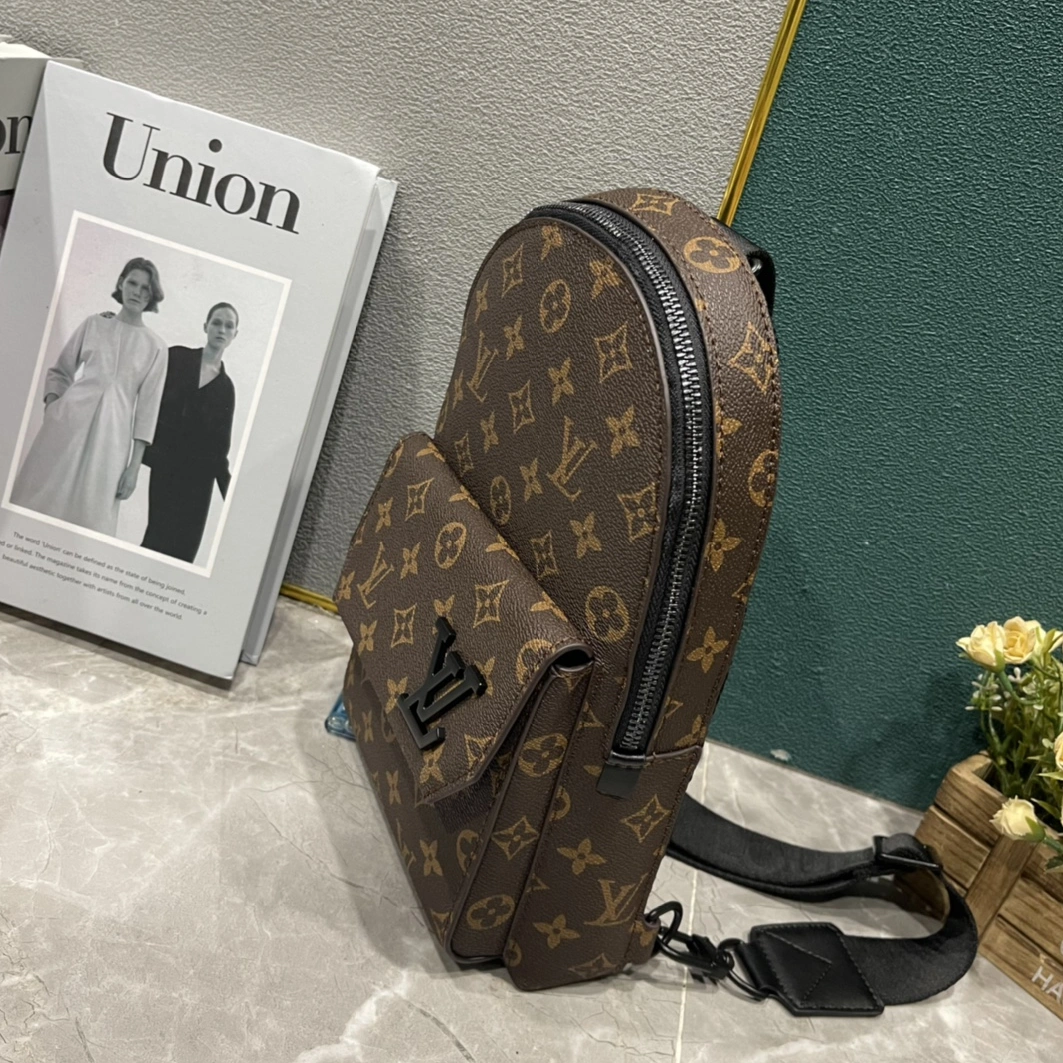 Louis Vuitton AAA Man Messenger Bags Resilient 6561