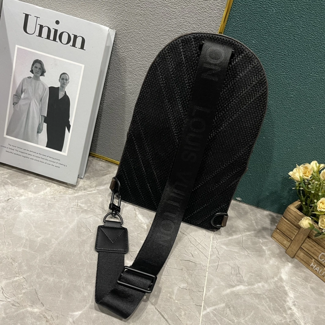 Louis Vuitton AAA Man Messenger Bags Resilient 6561