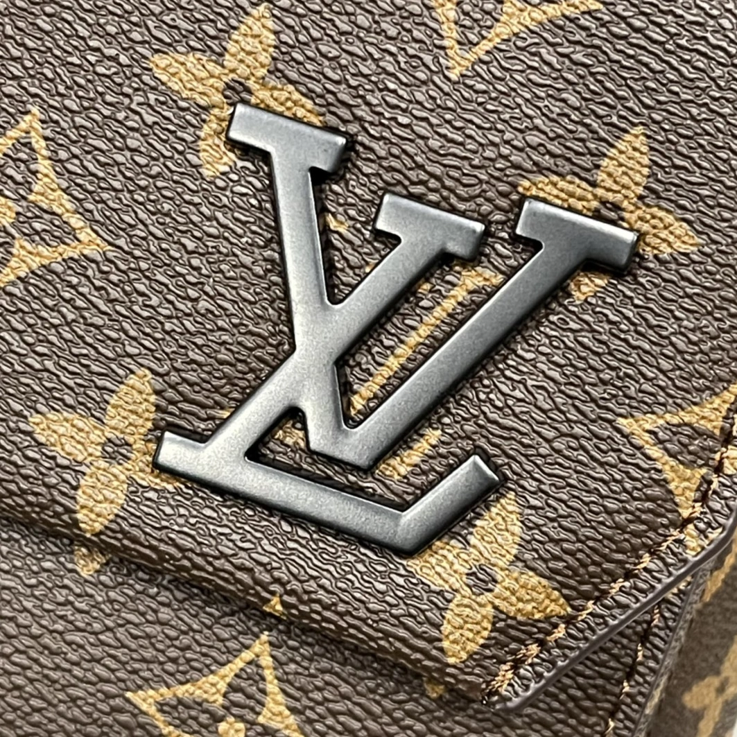 Louis Vuitton AAA Man Messenger Bags Resilient 6561
