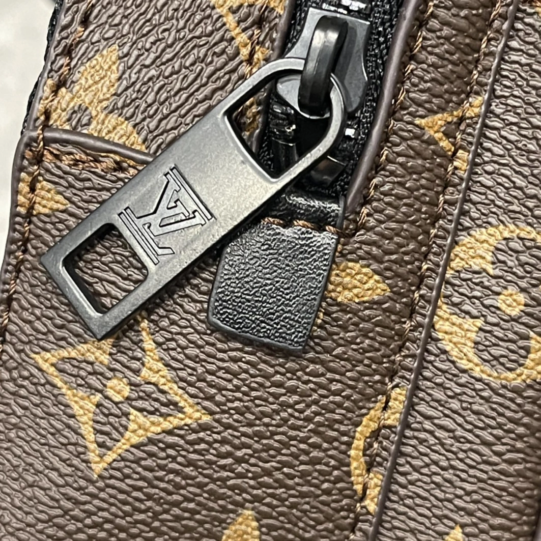 Louis Vuitton AAA Man Messenger Bags Resilient 6561