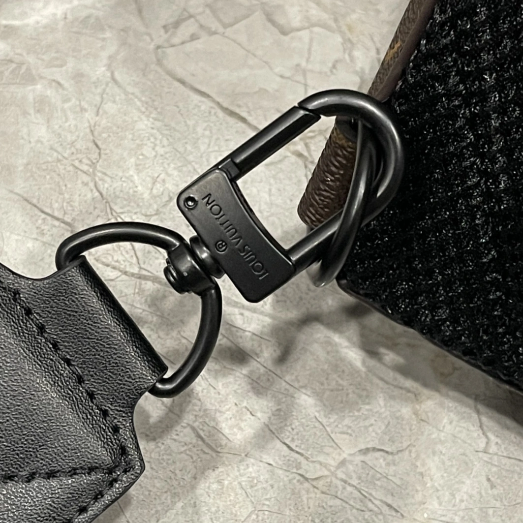 Louis Vuitton AAA Man Messenger Bags Resilient 6561