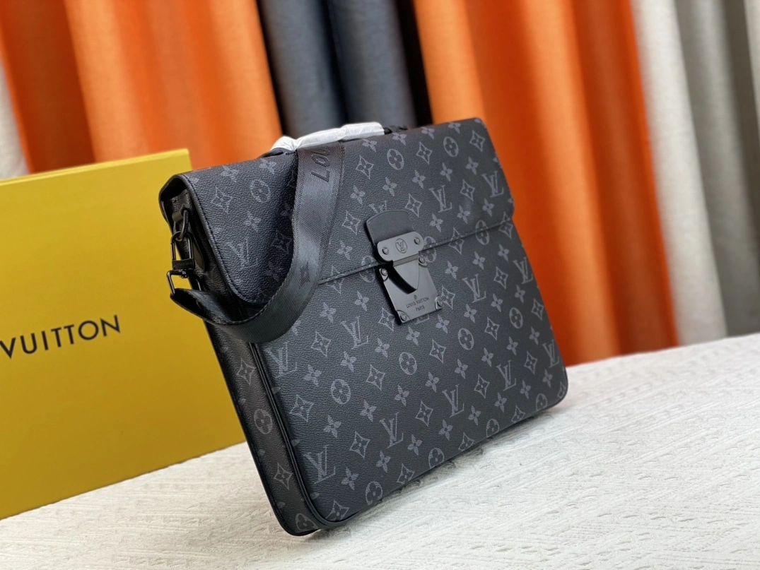 Louis Vuitton AAA Man Messenger Bags Resilient 9514