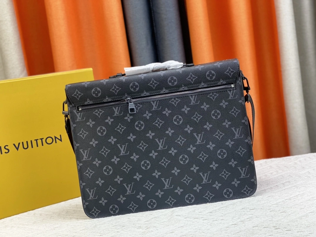 Louis Vuitton AAA Man Messenger Bags Resilient 9514