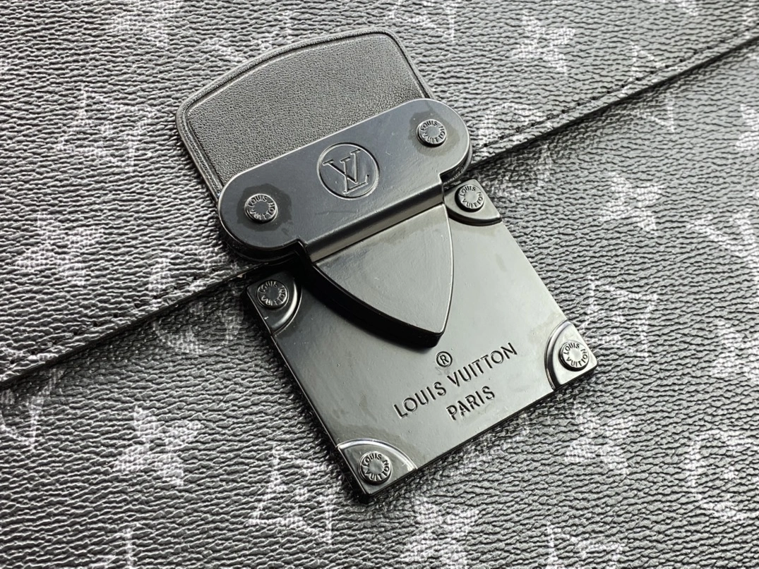 Louis Vuitton AAA Man Messenger Bags Resilient 9514