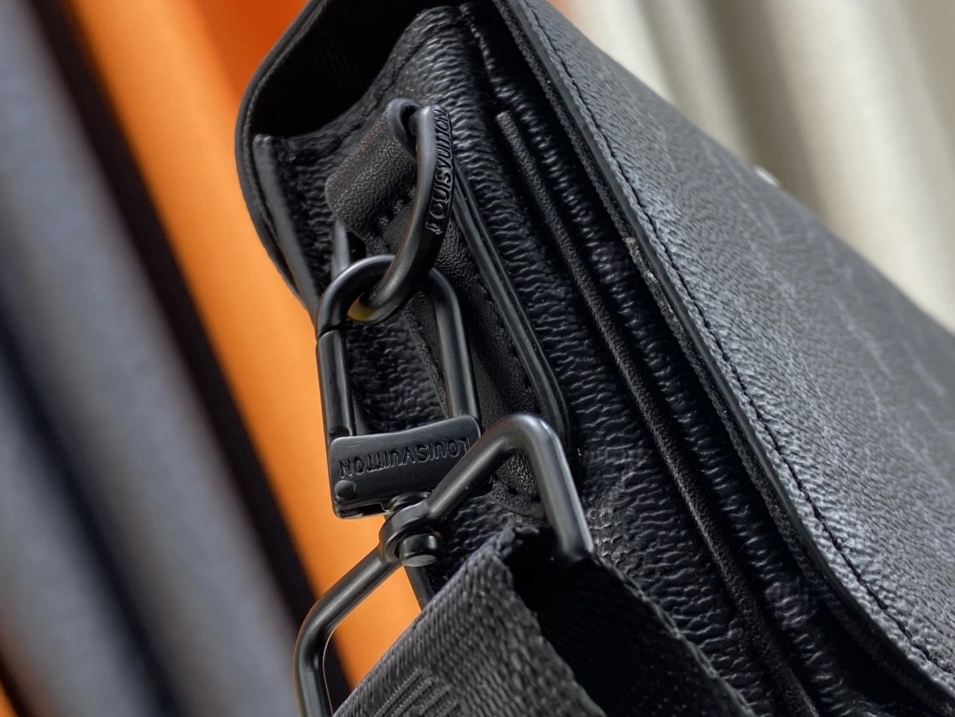 Louis Vuitton AAA Man Messenger Bags Resilient 9514