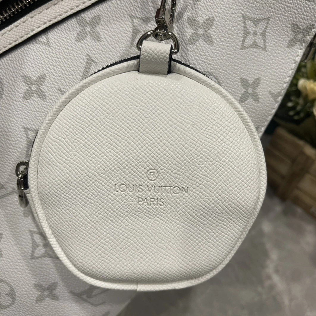 Louis Vuitton AAA Man Messenger Bags Sleek 6172