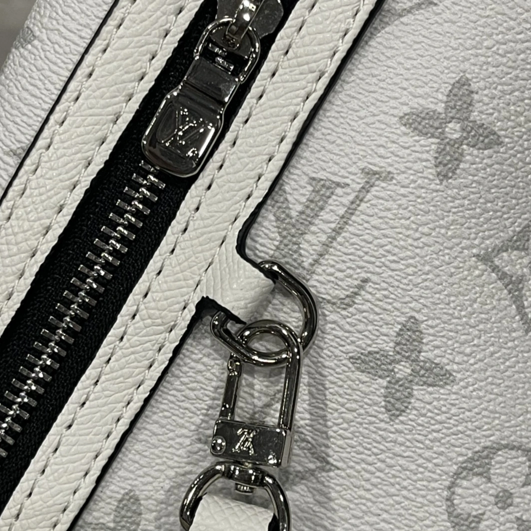 Louis Vuitton AAA Man Messenger Bags Sleek 6172