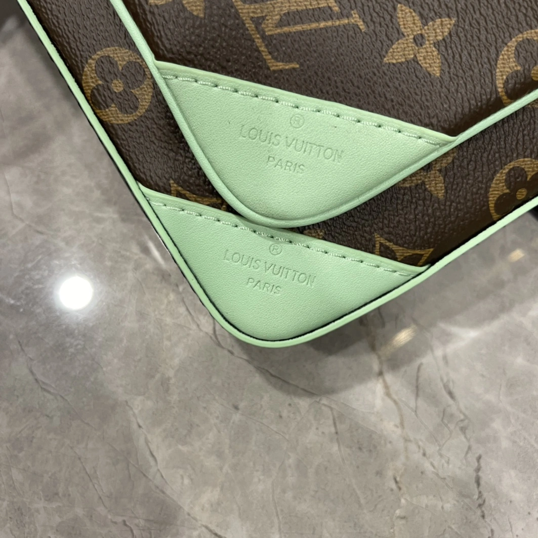 Louis Vuitton AAA Man Messenger Bags SmartChoice 2164