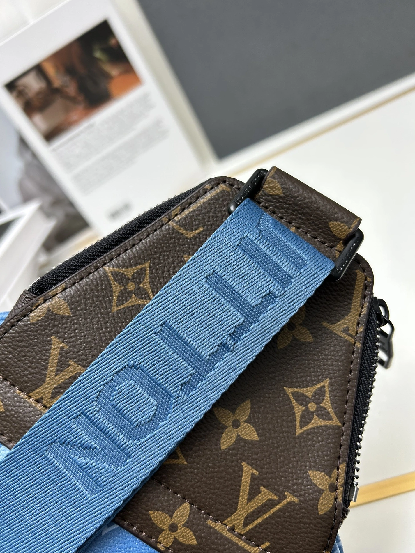 Louis Vuitton AAA Man Messenger Bags SmartChoice 4188