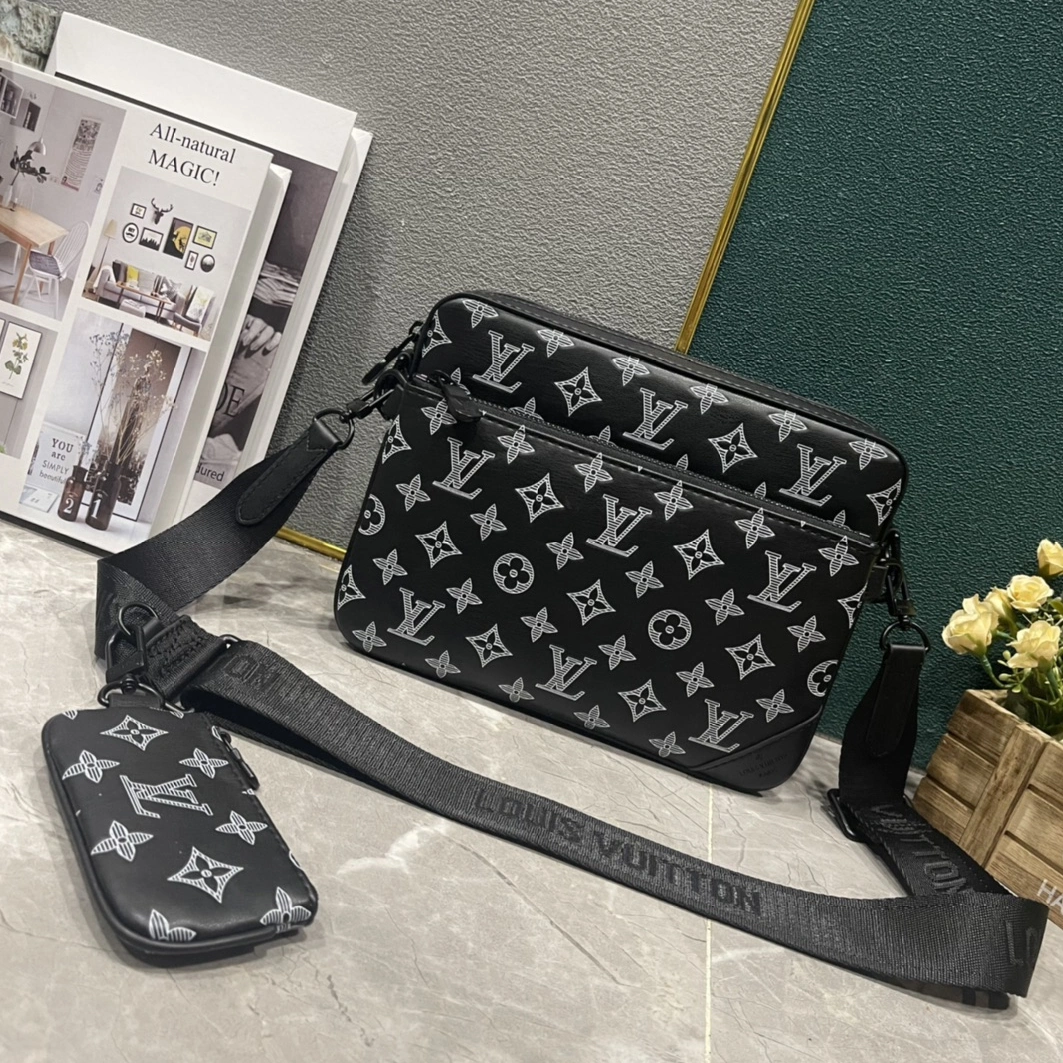 Louis Vuitton AAA Man Messenger Bags Soft 4228