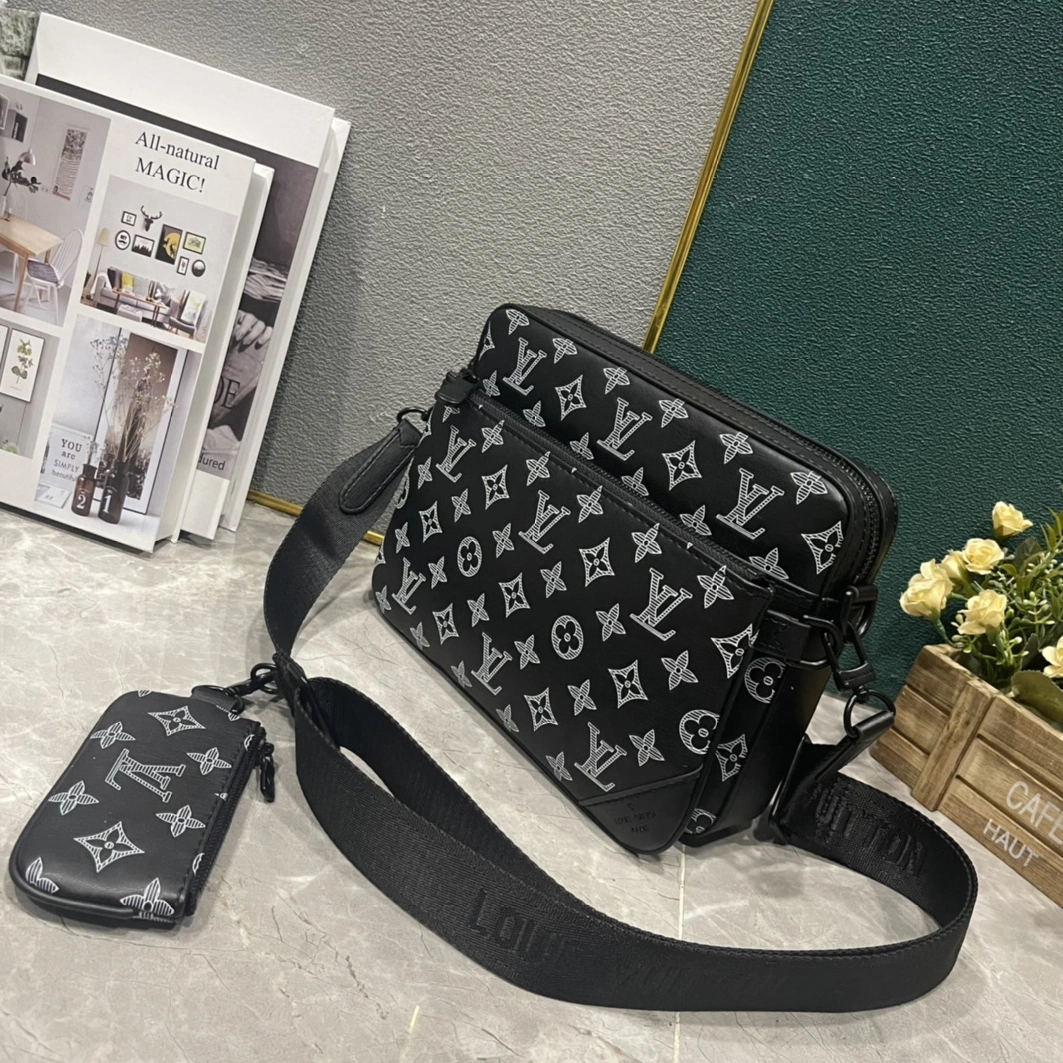 Louis Vuitton AAA Man Messenger Bags Soft 4228
