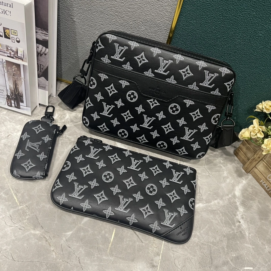 Louis Vuitton AAA Man Messenger Bags Soft 4228