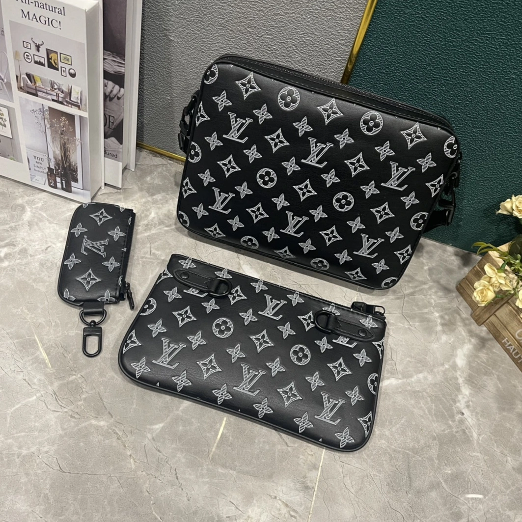 Louis Vuitton AAA Man Messenger Bags Soft 4228