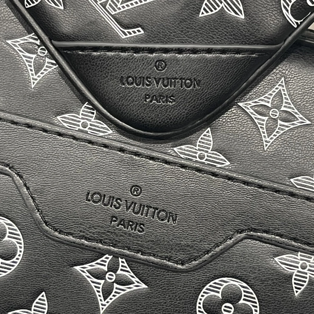 Louis Vuitton AAA Man Messenger Bags Soft 4228