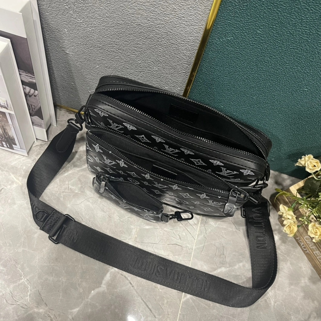 Louis Vuitton AAA Man Messenger Bags Soft 4228