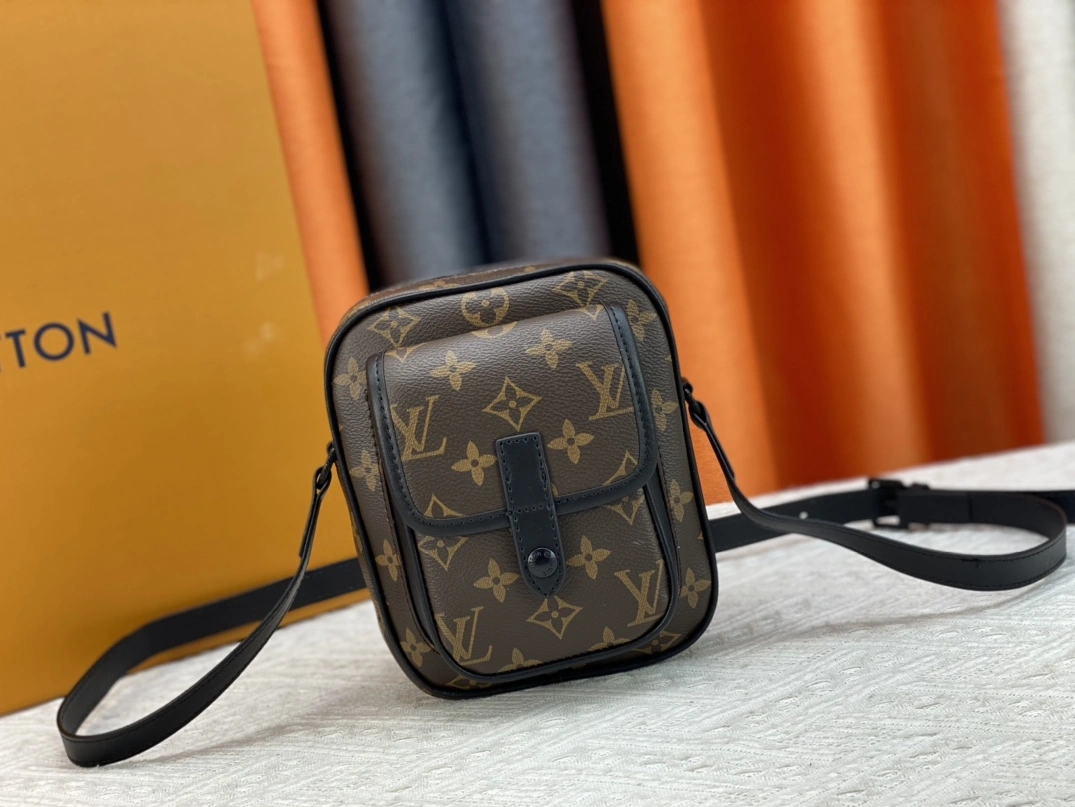 Louis Vuitton AAA Man Messenger Bags Soft 8439