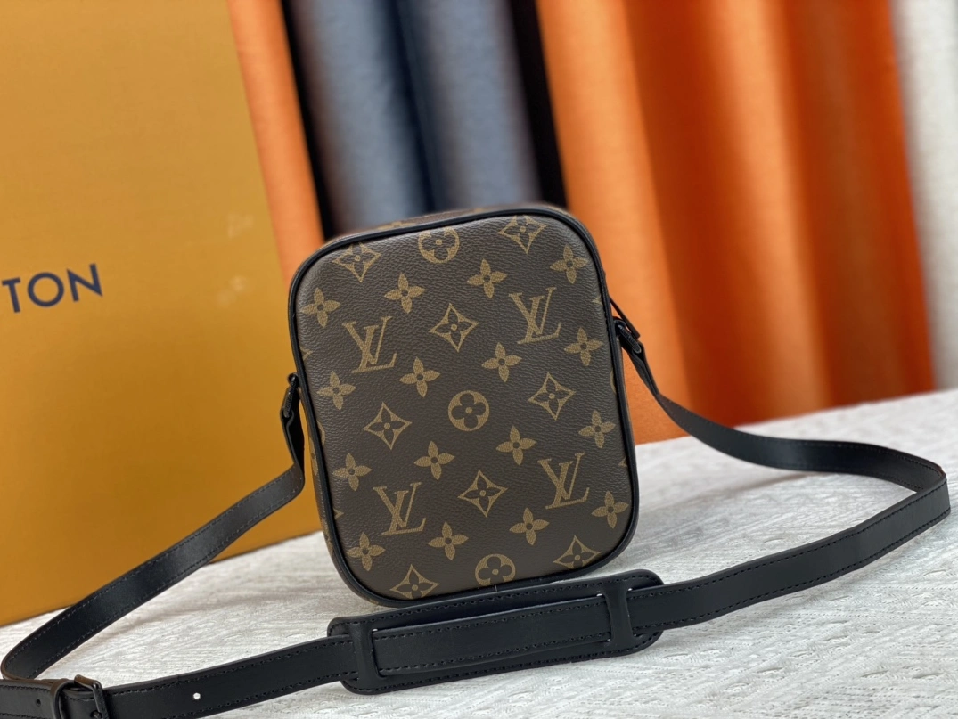 Louis Vuitton AAA Man Messenger Bags Soft 8439