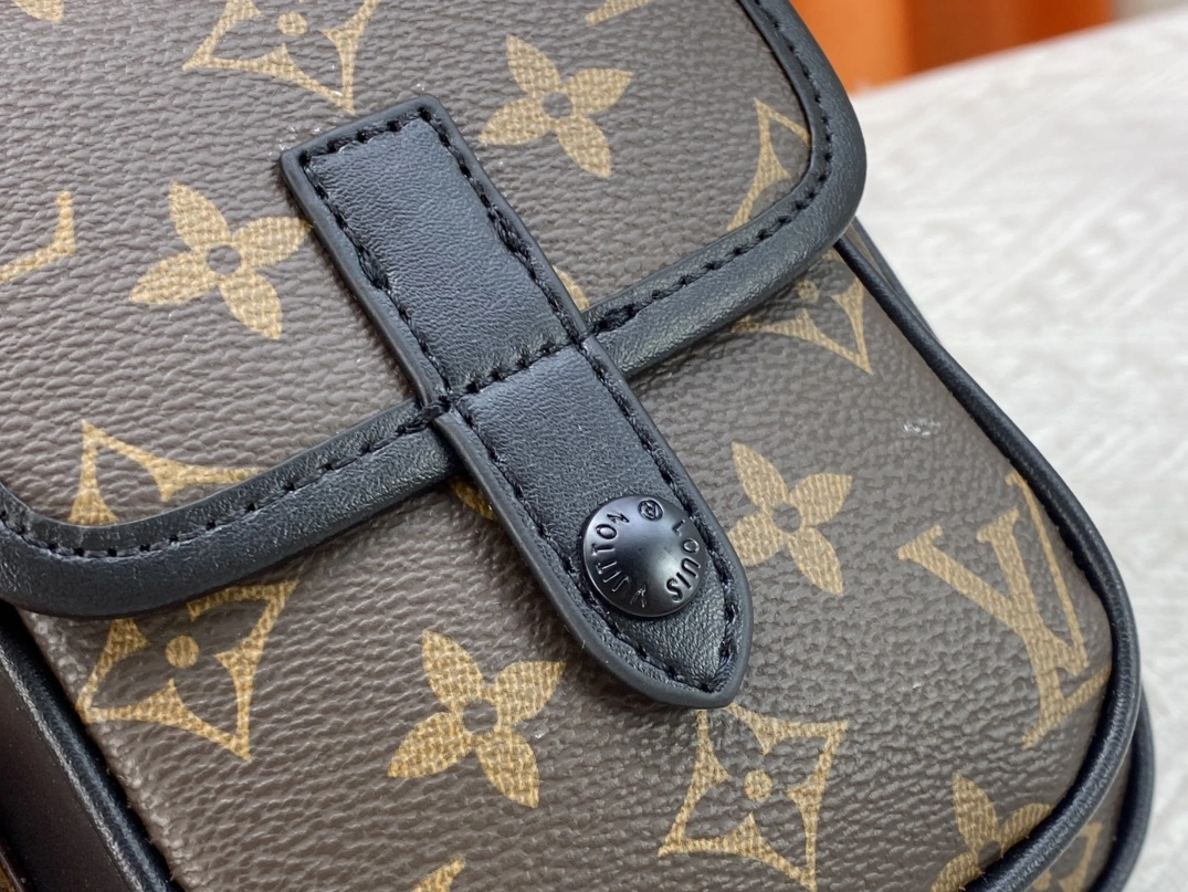 Louis Vuitton AAA Man Messenger Bags Soft 8439