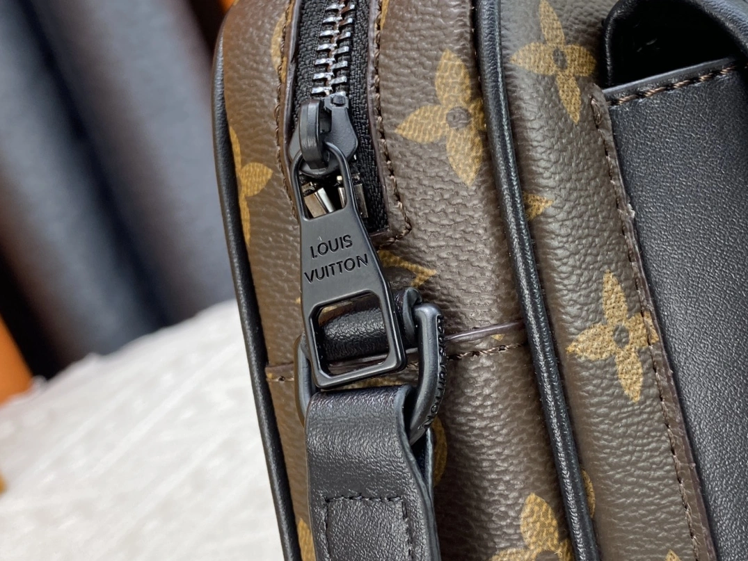 Louis Vuitton AAA Man Messenger Bags Soft 8439
