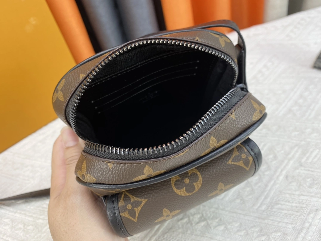 Louis Vuitton AAA Man Messenger Bags Soft 8439