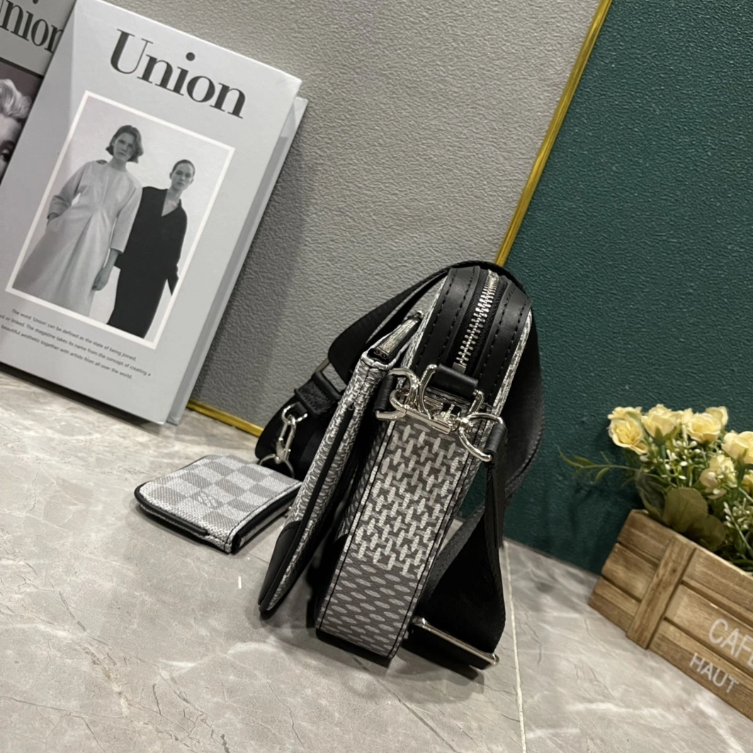 Louis Vuitton AAA Man Messenger Bags Sophisticated 3039