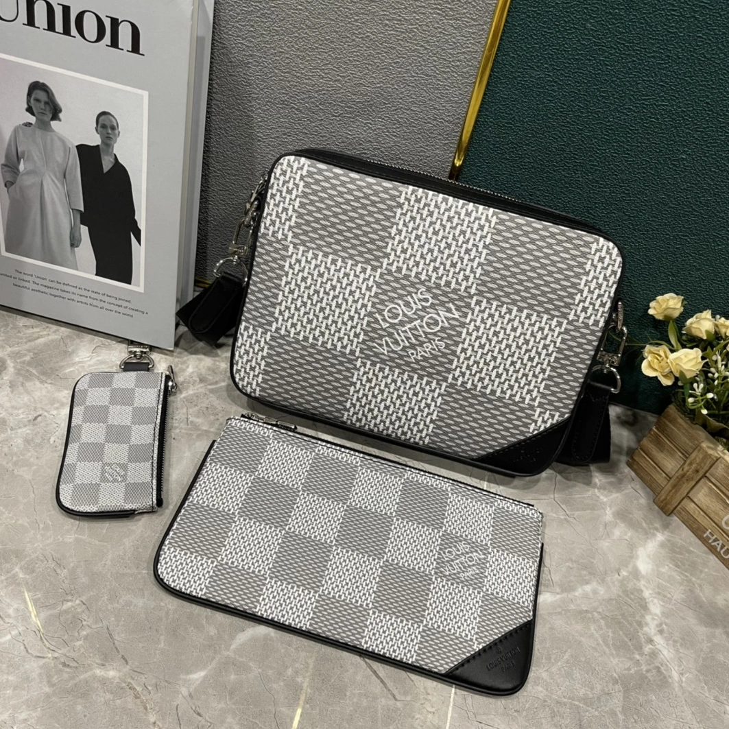 Louis Vuitton AAA Man Messenger Bags Sophisticated 3039