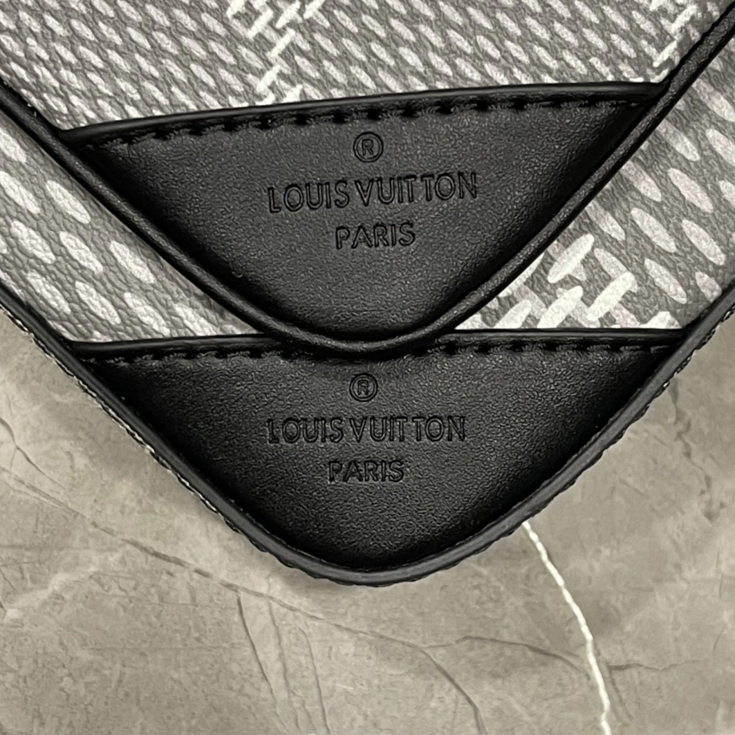 Louis Vuitton AAA Man Messenger Bags Sophisticated 3039