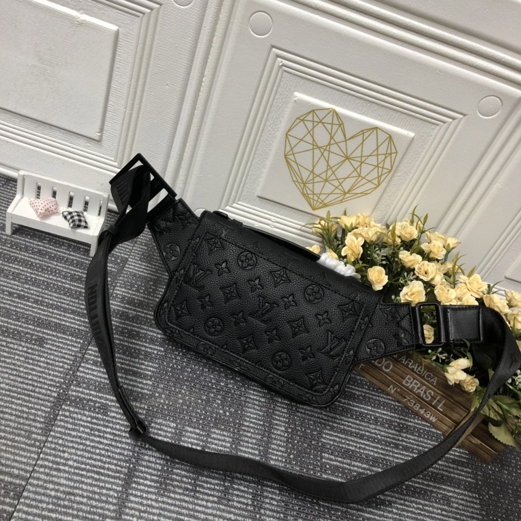 Louis Vuitton AAA Man Messenger Bags Sophisticated 3156