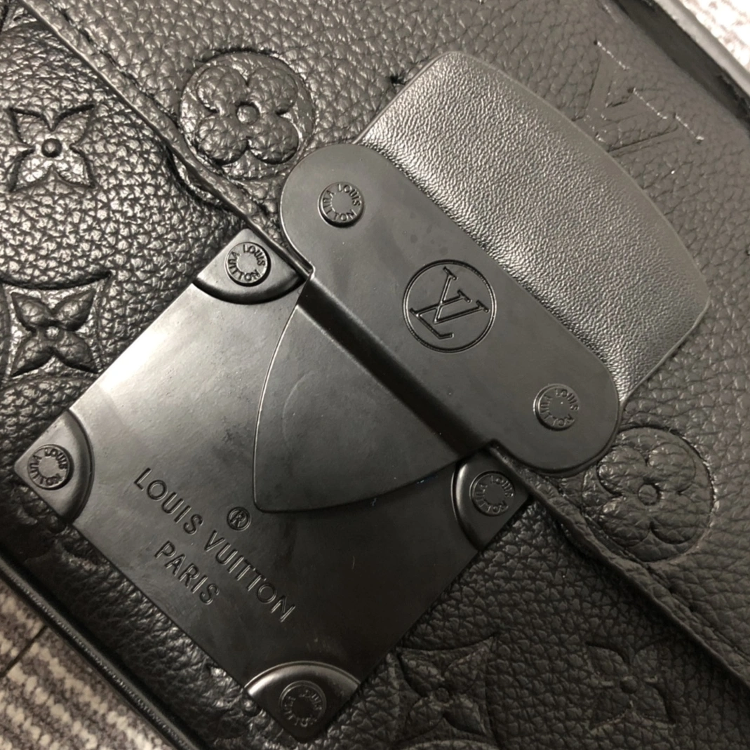 Louis Vuitton AAA Man Messenger Bags Sophisticated 3156