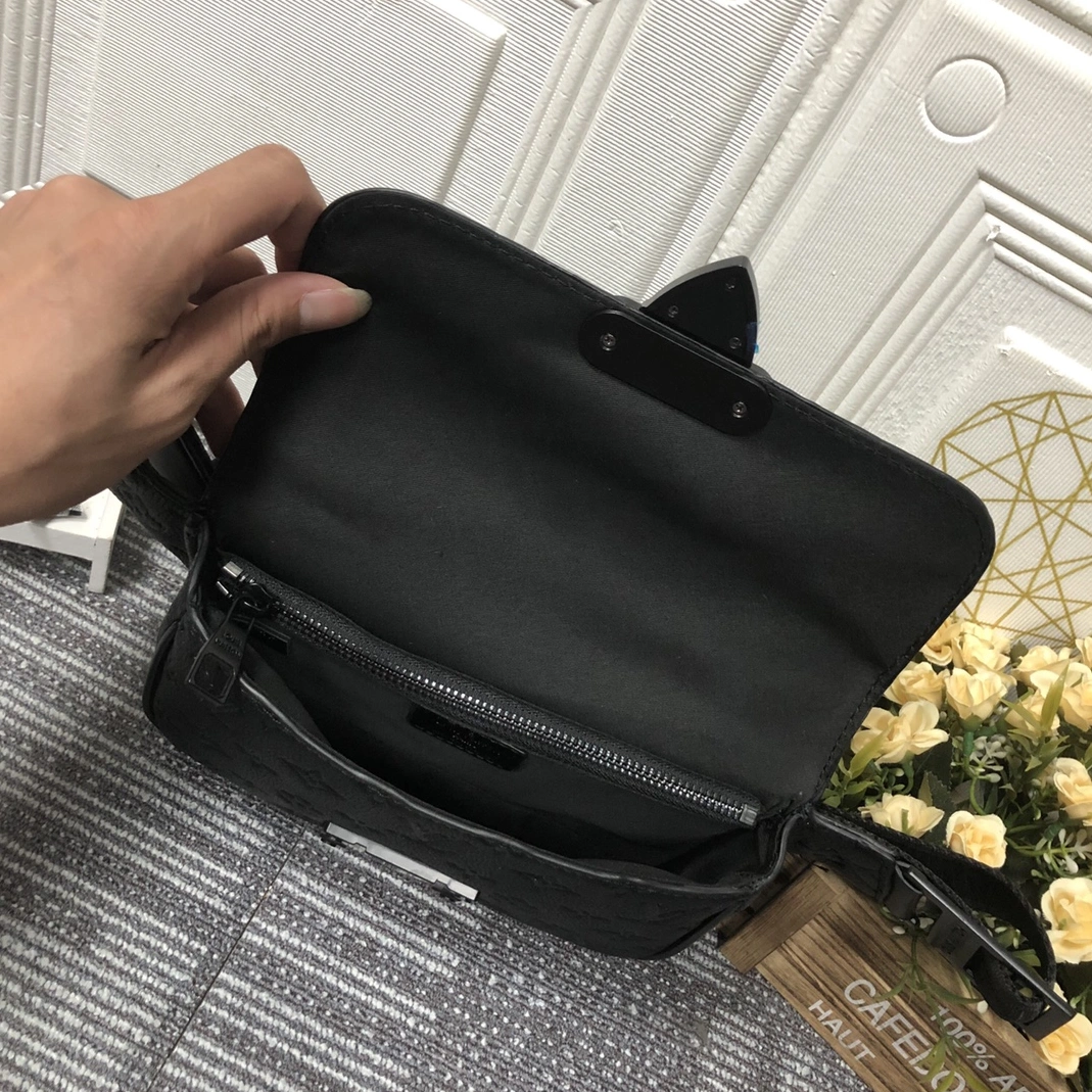 Louis Vuitton AAA Man Messenger Bags Sophisticated 3156
