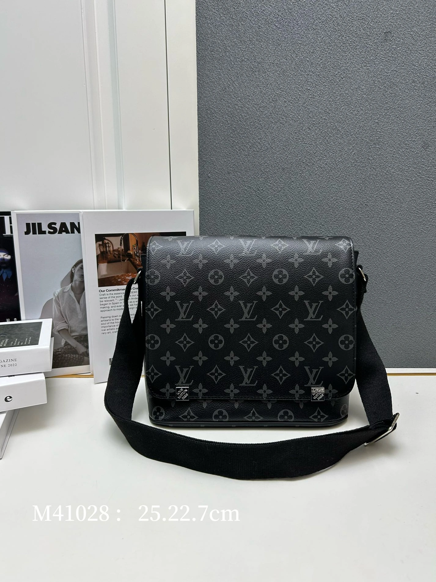 Louis Vuitton AAA Man Messenger Bags Sophisticated 5173