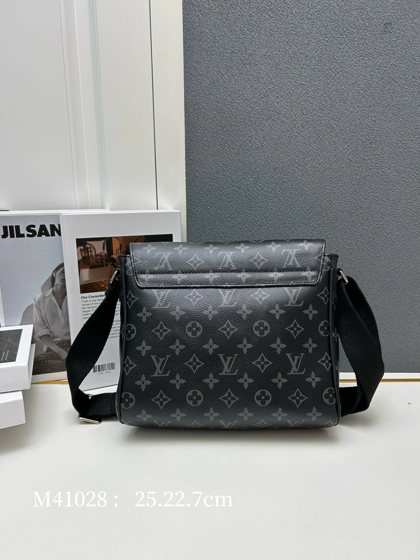 Louis Vuitton AAA Man Messenger Bags Sophisticated 5173