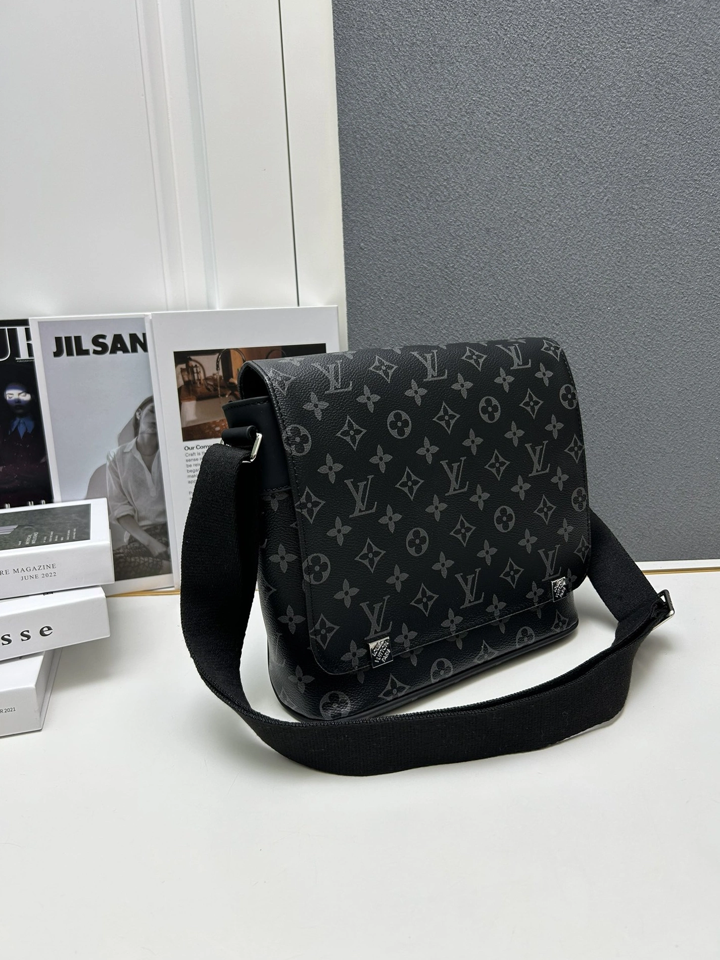 Louis Vuitton AAA Man Messenger Bags Sophisticated 5173