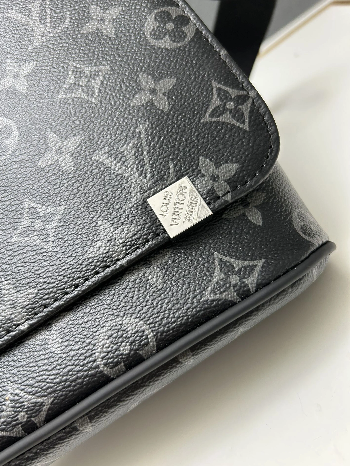 Louis Vuitton AAA Man Messenger Bags Sophisticated 5173
