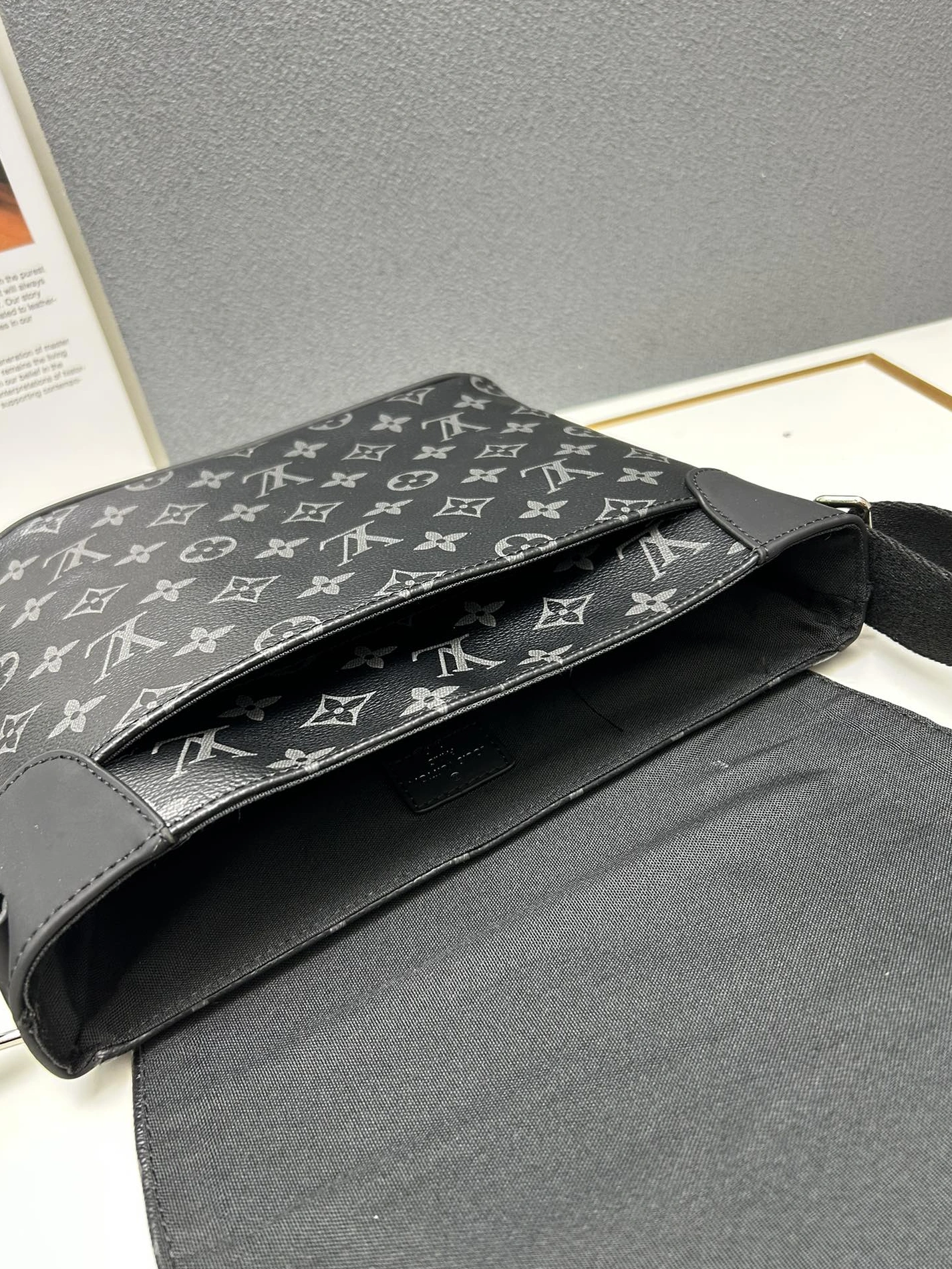 Louis Vuitton AAA Man Messenger Bags Sophisticated 5173