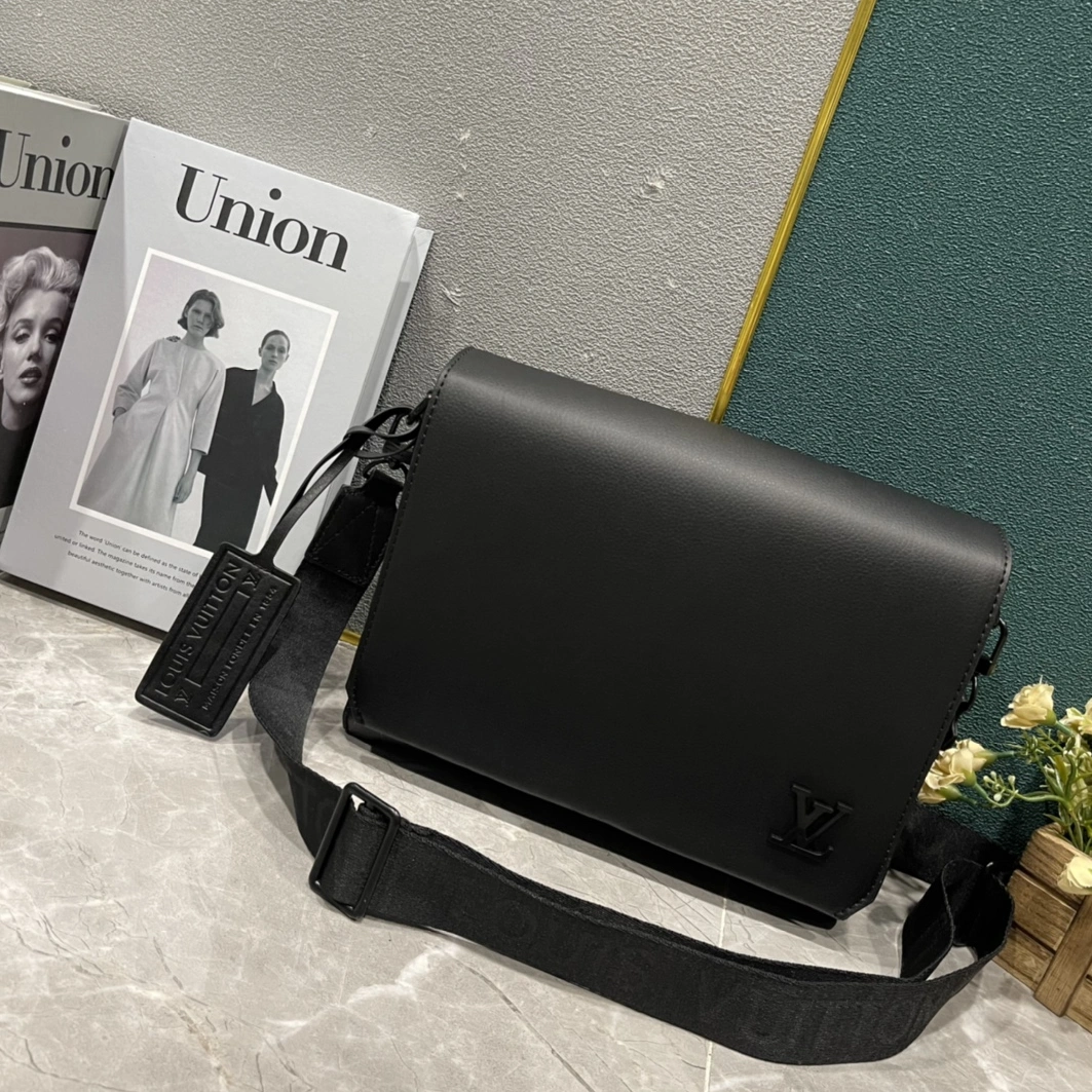 Louis Vuitton AAA Man Messenger Bags Sophisticated 5357
