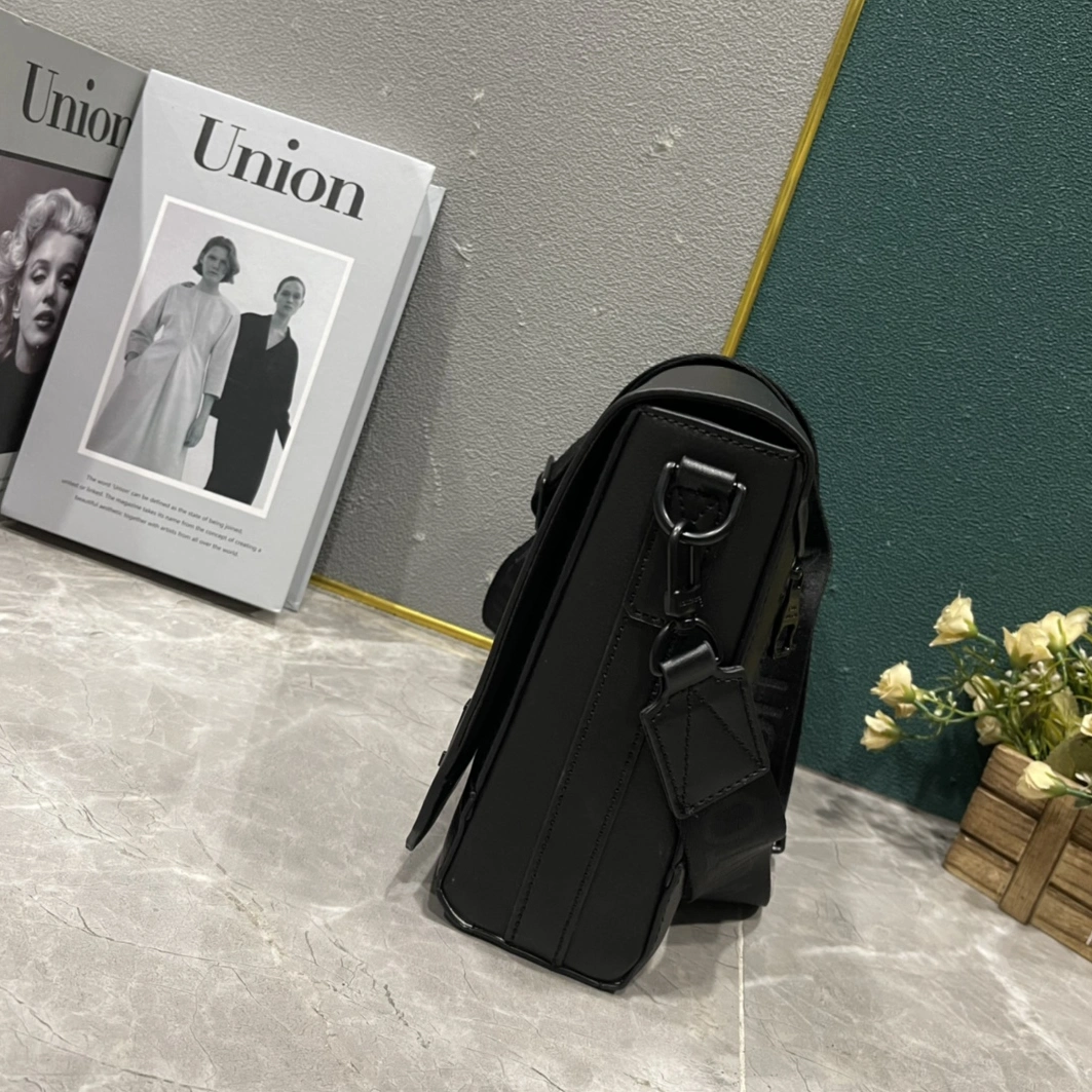 Louis Vuitton AAA Man Messenger Bags Sophisticated 5357