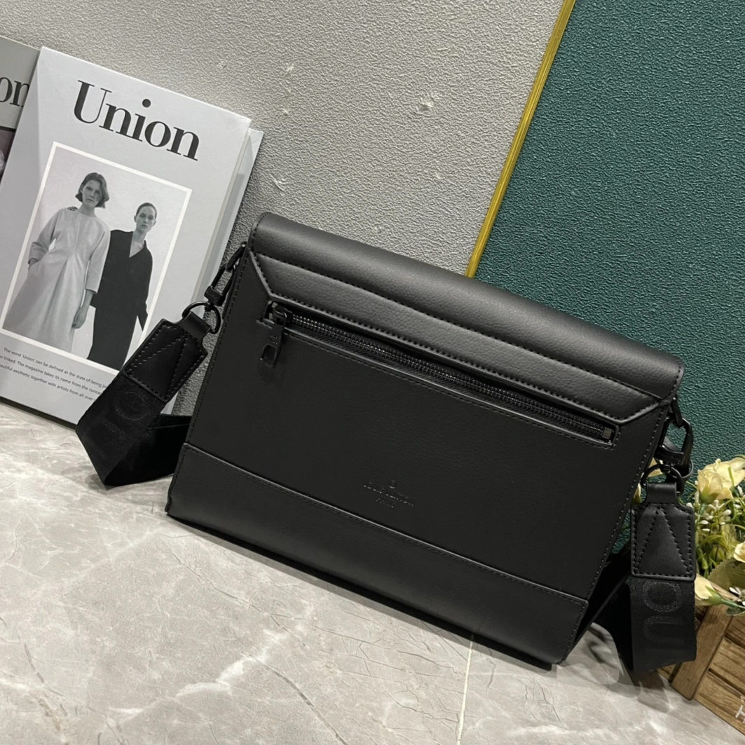 Louis Vuitton AAA Man Messenger Bags Sophisticated 5357
