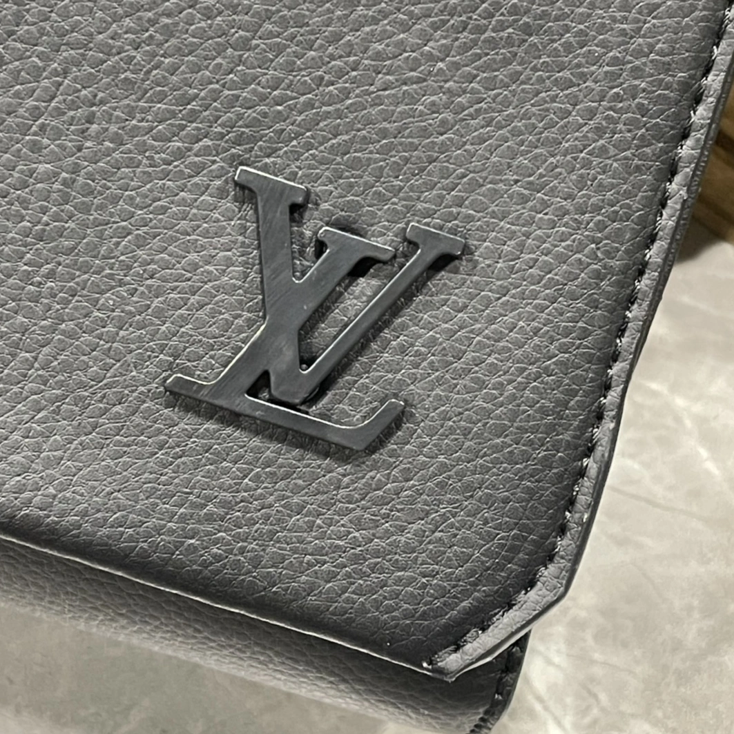Louis Vuitton AAA Man Messenger Bags Sophisticated 5357