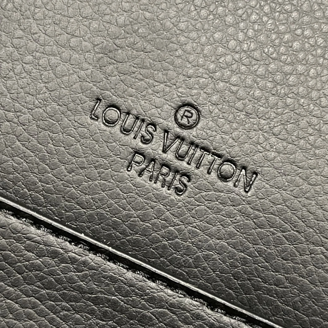 Louis Vuitton AAA Man Messenger Bags Sophisticated 5357