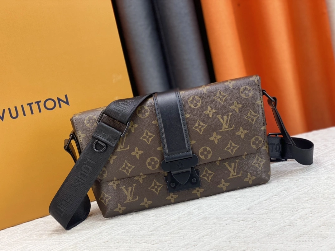 Louis Vuitton AAA Man Messenger Bags SportInspired 2797
