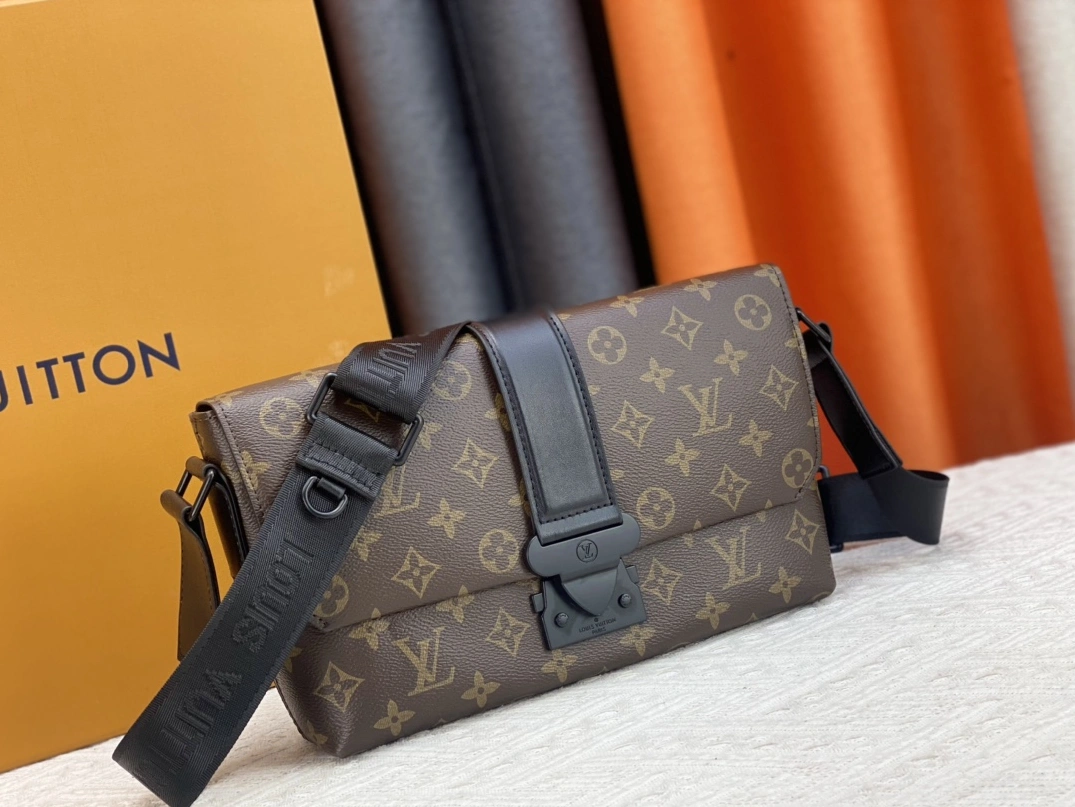 Louis Vuitton AAA Man Messenger Bags SportInspired 2797