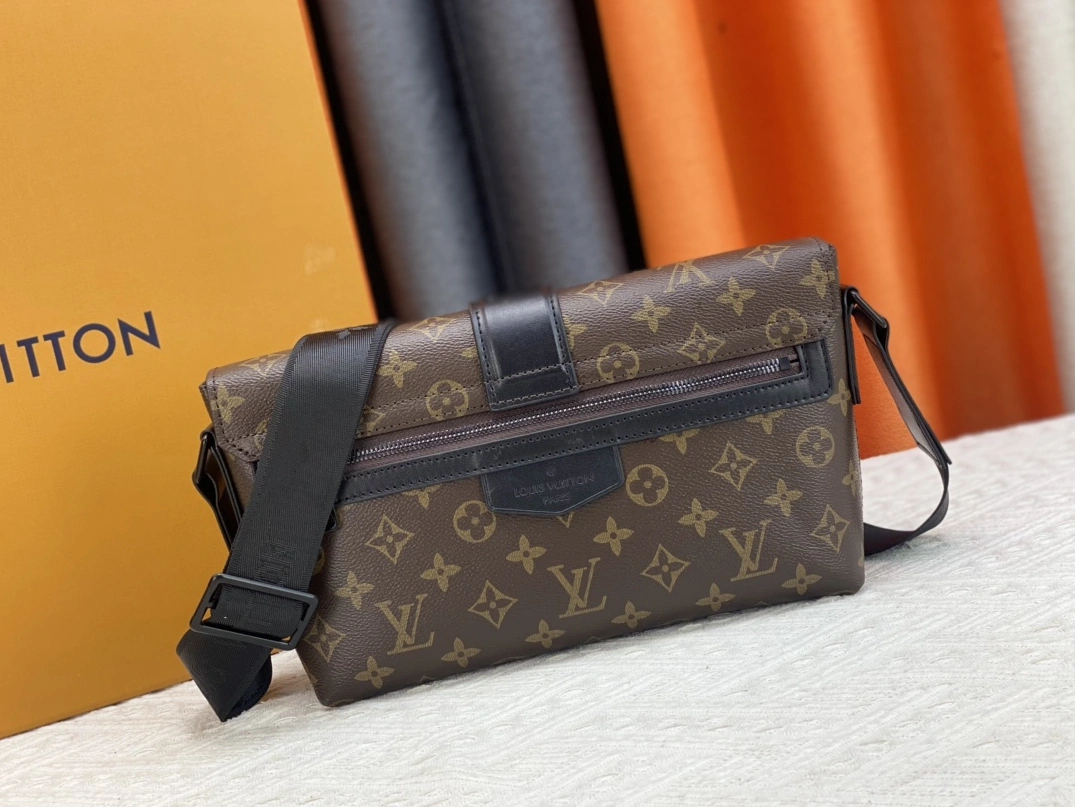 Louis Vuitton AAA Man Messenger Bags SportInspired 2797