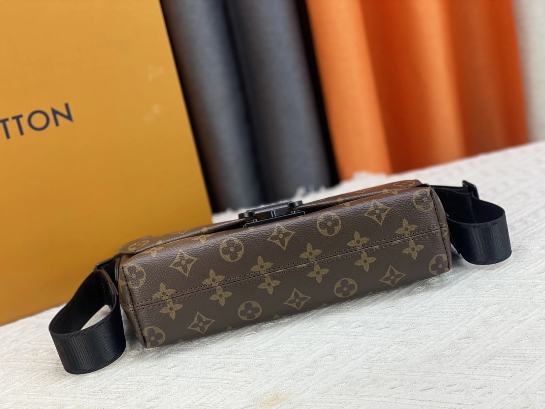 Louis Vuitton AAA Man Messenger Bags SportInspired 2797
