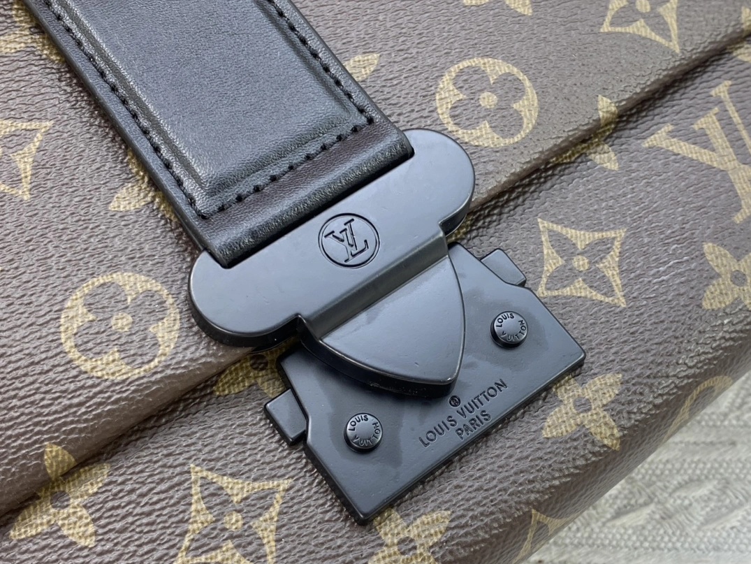 Louis Vuitton AAA Man Messenger Bags SportInspired 2797
