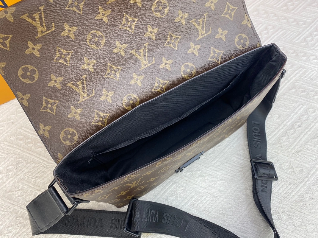 Louis Vuitton AAA Man Messenger Bags SportInspired 2797