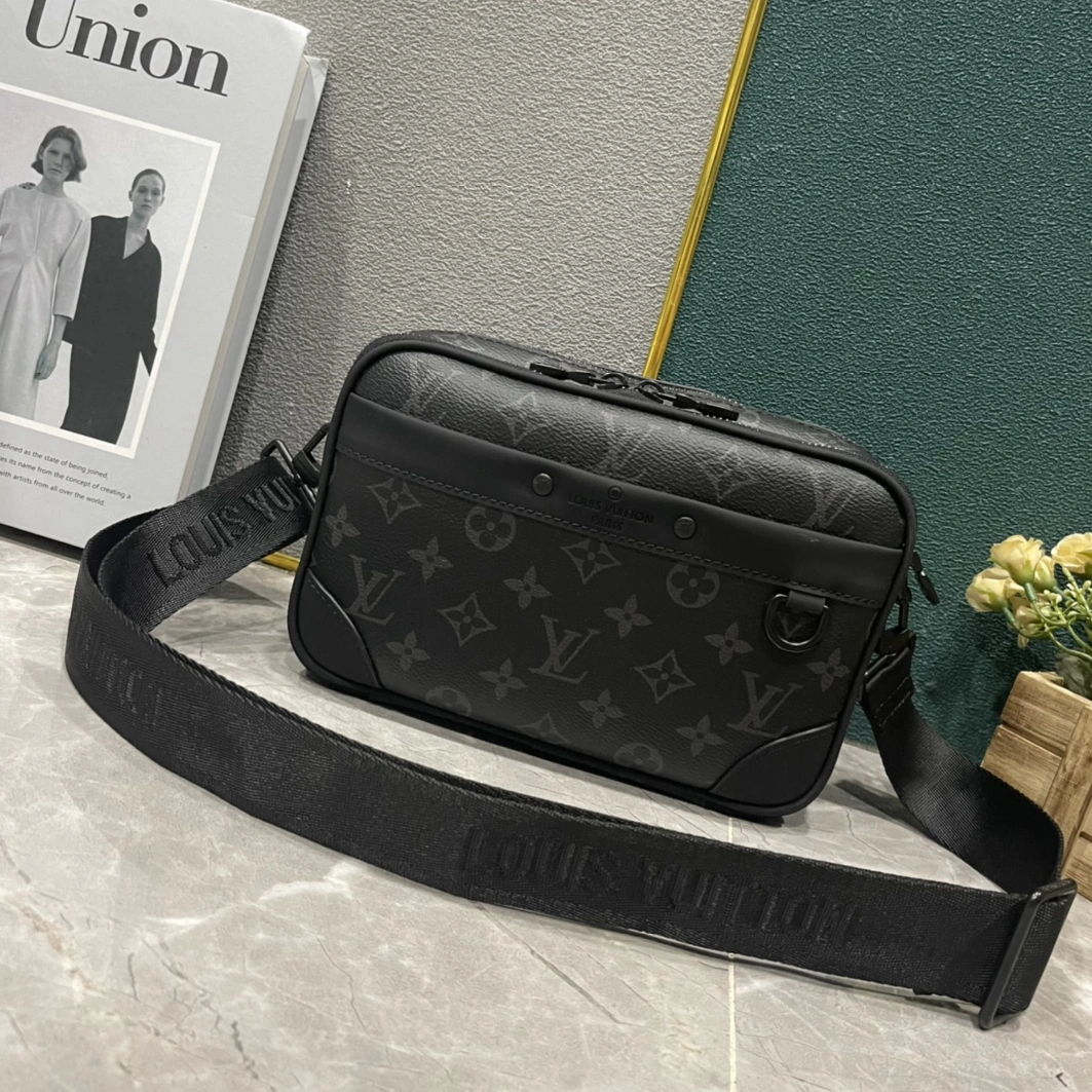 Louis Vuitton AAA Man Messenger Bags SportInspired 3913