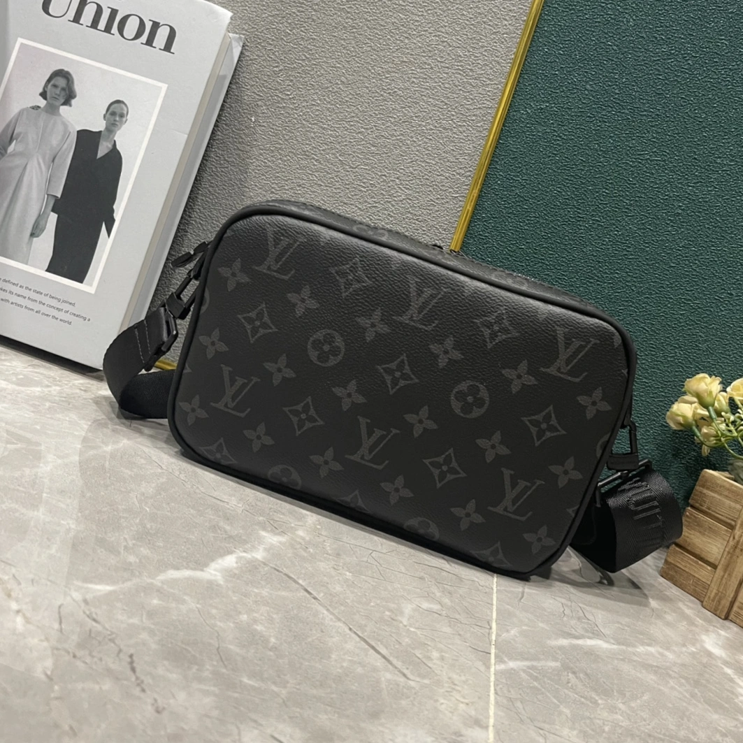 Louis Vuitton AAA Man Messenger Bags SportInspired 3913