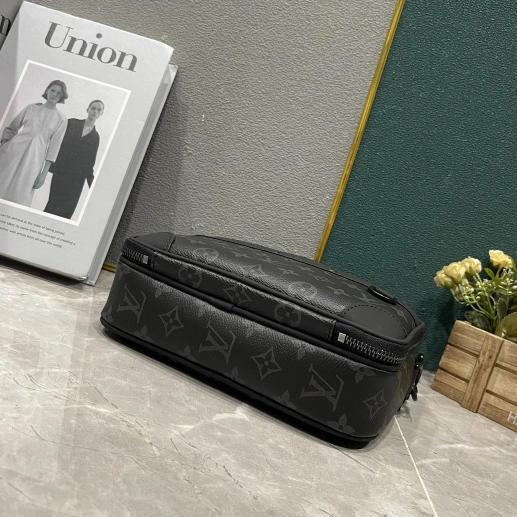 Louis Vuitton AAA Man Messenger Bags SportInspired 3913